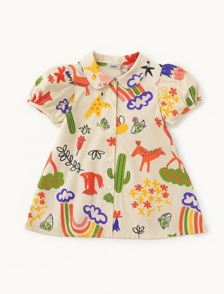 Vestitino per bambina in tessuto beige chiaro, con maniche corte a palloncino e colletto classico. Decorato con una stampa multicolore vivace e fantasiosa raffigurante animali, arcobaleni, fiori, piante e nuvole in stile illustrato. Chiusura frontale con bottoni