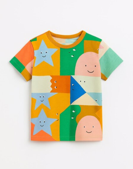 Maglietta per bambini a maniche corte con stampa colorata e giocosa su fondo bianco. Il design presenta forme geometriche stilizzate con faccine sorridenti, tra cui stelle azzurre, mezze lune rosa e blocchi colorati in verde, arancione, senape, blu e beige. Lo stile è allegro e vivace, adatto all’abbigliamento infantile.<br /><br /><br /><br /><br /><br /><br /><br /><br /><br />