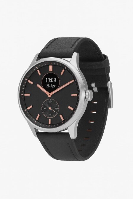 Smartwatch elegante con quadrante nero, indici e lancette color oro rosa, cassa in acciaio argento e cinturino nero in pelle. Sul display digitale si leggono l’orario “10:09” e la data “26 Apr”. Lo stile unisce design classico e tecnologia moderna.